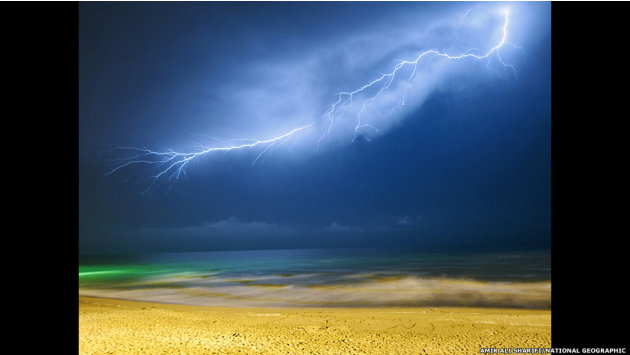 أروع صور الطبيعية من ناشونال جيوغرافيك لعام 2012 121221181328-lightning-caspian-sea-jpg_181926