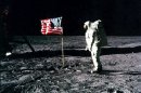 Fotografía facilitada por la NASA en julio de 2009, que muestra al astronauta estadounidense Edwin 'Buzz' Aldrin junto a una bandera de su país en la superficie lunar, fechada el 20 de julio de 1969. EFE/Archivo