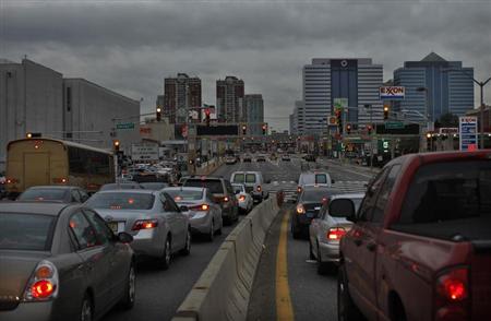Commuters arrive at Holland Tunnel to drive into New York from Jersey City, New Jersey November 7, 2012, in the aftermath of Hurricane Sandy. REUTERS/Eduardo Munoz