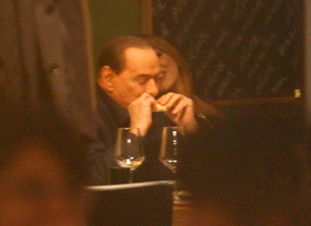 Silvio Berlusconi a cena con la giovane fidanzata