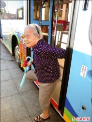 低地板公車報到 方便老人搭乘