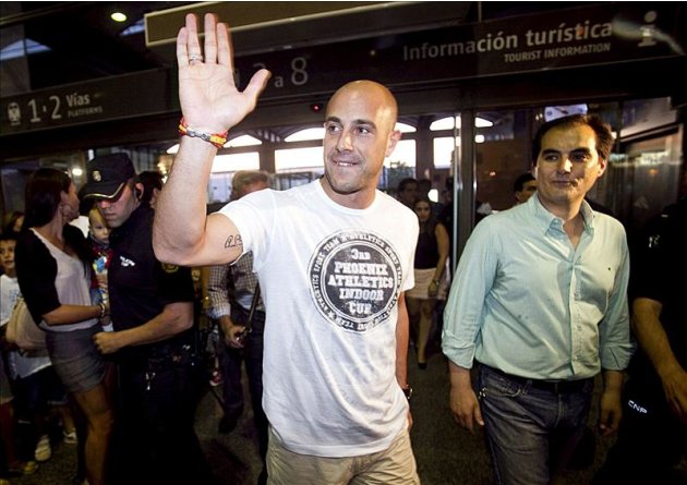 El guardameta de la selección española de fútbol, Pepe Reina, a su llegada a la estación del AVE de Córdoba, donde ha sido recibido por algo más de mil aficionados entregados con el hijo adoptivo de l