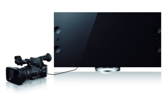Sony FDR-AX1透過一條HDMI線，即可將拍攝內容連線至相容的4K電視播放！
