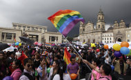 Activistas se concentran frente al Congreso de Colombia, donde los legisladores aplazaron poco después la votación del proyecto de ley que legalizaría el matrimonio entre personas del mismo sexo, el martes 23 de abril de 2013 (AP Foto/Fernando Vergara)