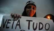 A estudante exibe um cartaz pedindo o veto integral de Dilma ao código florestal, durante manifestação em Brasília, em 22 de maio