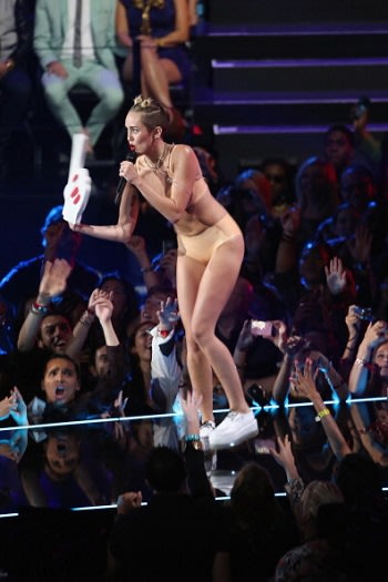 Miley_Cyrus__VMAs_Scandal_---bead22ad9281ae304d0eacc3d3b7016f