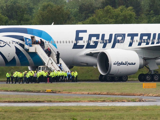 أسكتلندا تحقق في تهديد لطائرة مصرية