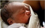 Φιλιππίνες: Μωρό γεννήθηκε στα συντρίμμια του τυφώνα