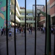 Αγρίνιο: Εισβολή τσιγγάνων σε γυμνάσιο και ερωτικά πειράγματα σε μαθήτριες!