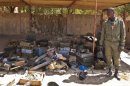 Un soldato maliano mostra armi sequestrate ai ribelli islamici a Timbuktu