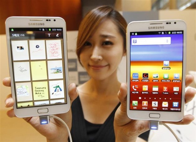A model poses with Galaxy Note of Samsung Electronics during a local launch event for Samsung&#39;s mobile devices at the company&#39;s headquarters in Seoul