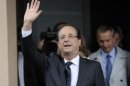 Hollande saluda al salir de su centro de votación en Tulle