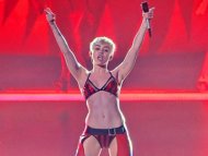 Kostum Rusak, Miley Cyrus Pilih Manggung Pakai Bikini!