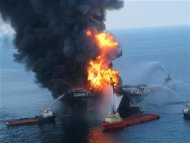 El operador de plataformas petroleras Transocean ha acordado pagar 1.400 millones de dólares (1.073 millones de euros) para resolver los cargos presentados por el Gobierno de Estados Unidos tras el enorme derrame de petróleo en un pozo de BP en el Golfo de México en 2010. En la imagen, barcos de emergencia tratan de contener las llamas tras la explosión en la Costa de Louisiana, el 21 de abril de 2010. REUTERS/U.S. Coast Guard/Handout