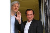 Una compañía de seguridad británica calificó este jueves de "completamente falsa" la acusación del gobierno de Ecuador de que colocó un micrófono espía en su embajada en Londres, donde el fundador de WikiLeaks, Julian Assange, lleva un año refugiado. (AFP | Andrew Cowie)
