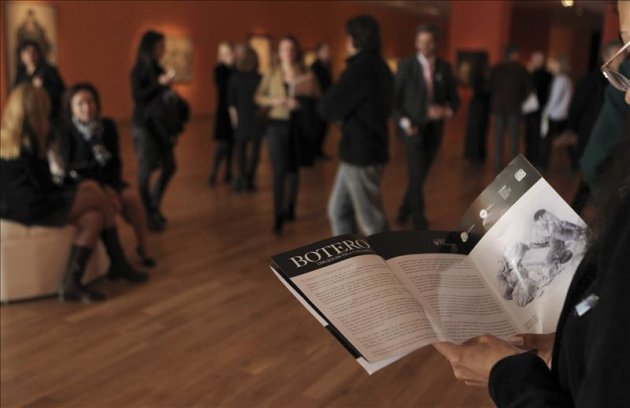 Un visitante observa la exposición "Botero, dibujos en tela y en papel" del artista colombiano Fernando Botero en el Museo Nacional de Bellas de Buenos Aires (Argentina). EFEUn visitante observa la ex