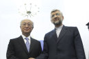 El principal negociador de Irán sobre armas nucleares, Saeed Jalili, derecha, posa con el director general de la Agencia Internacional de Energía Atómica (AIEA) Yukiya Amano, al concluir una cita en Teherán, la capital iraní el lunes 21 de mayo del 2012. Amano dijo el martes que había llegado a un acuerdo con Irán que será firmado "dentro de poco". (Foto AP/IRNA,Adel Pazzyar)