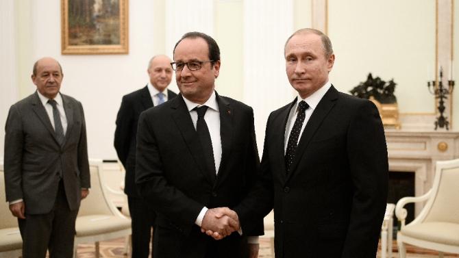Russian President Vladimir Putin (R) welcomes French President Francois Hollande (L) on November 26, 2015 at the Kremlin in Moscow
