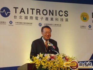 電機電子公會理事長郭台強表示，政府和企業都必須思考「創新」的重要性，並且發展品牌價值，才能使台灣經濟逆轉勝、創造新局。(鉅亨網記者黃佩珊攝)