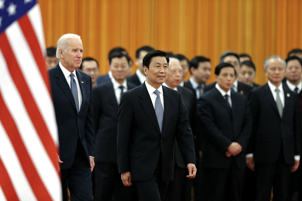 12月4日，人民大会堂，国家副主席李源潮与美国副总统拜登一同检阅仪仗队。