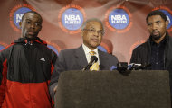 El director general del sindicato de jugadores de la NBA, Billy Hunter, habla en una conferencia de prensa el martes 22 de noviembre del 2011, flanqueado por los jugadores Charles Jenkins (izquierda) y Roger Mason (AP Foto/Frank Franklin II)