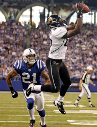 Jarett Dillard, de los Jaguars de Jacksonville, atrapa un pase de touchdown mientras Kevin Thomas de los Colts de Indianápolis trata de marcarle el domingo 13 de noviembre de 2011. (AP Foto/Michael Conroy)