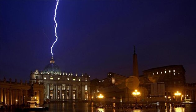 Un rayo golpea la basílica de San Pedro el mismo día en el que el papa Benedicto XVI anuncia su abdicación, en la Ciudad del Vaticano, Vaticano. EFE