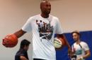 Kobe Bryant da un cursillo de baloncesto para niños en una academia de Abu Dhabi el pasado 26 de septiembre