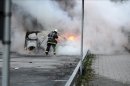 Un bombero extingue un carro incendiado después de disturbios el pasado 23 de mayo, originados por jóvenes en diferentes suburbios alrededor de Estocolmo (Suecia). EFE