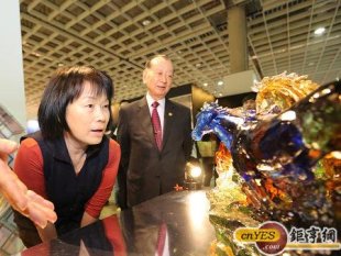 文化部長龍應台與商總理事長張平沼對琉園「八駿」作品感到驚奇。