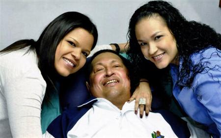 O governo da Venezuela divulgou as primeiras fotos do presidente Hugo Chávez desde que foi submetido, em Cuba, a uma cirurgia por causa de um câncer há mais de dois meses, em que aparece rindo, deitado numa cama, acompanhado das filhas. 15/02/2013 REUTERS/Ministry of Information/Handout
