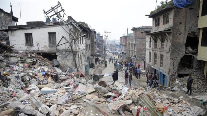 . Kathmandu (Nepal), 26/04/2015.- A view of damaged building a day after a massive earthquake, in Kathmamdu, Nepal, 26 April 2015. More than 1,800 people were confirmed dead and many more were feared trapped under rubble Sunday in Nepal&#39;s worst earthquake in more than 80 years. The official death toll from the magnitude-7.9 earthquake reached 1,805, the Home Ministry said. One official said that figure could triple. Saturday&#39;s quake flattened buildings across the country and razed many historic landmarks. It was also felt in China, Bangladesh and India, where more than 40 deaths were reported. Buildings in the ancient centre of Kathmandu were destroyed, leaving mounds of timber and rubble, local television reported. (Terremoto/sismo) EFE/EPA/NARENDRA SHRESTHA