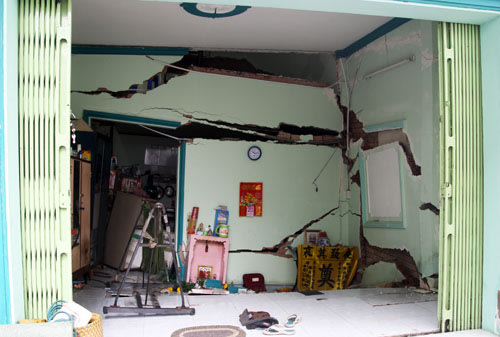 Sập nhà ở Sài Gòn, nhiều người tháo chạy Sap-nha-16-1619-1379743054-20130921-065727-375