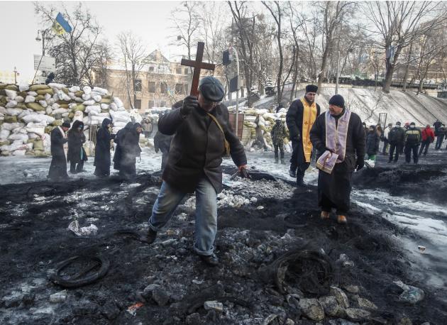 Des prêtres s'interposent entre policiers et manifestants en Ukraine 2014-01-24T110121Z_2131988703_GM1EA1O1GIP01_RTRMADP_3_UKRAINE