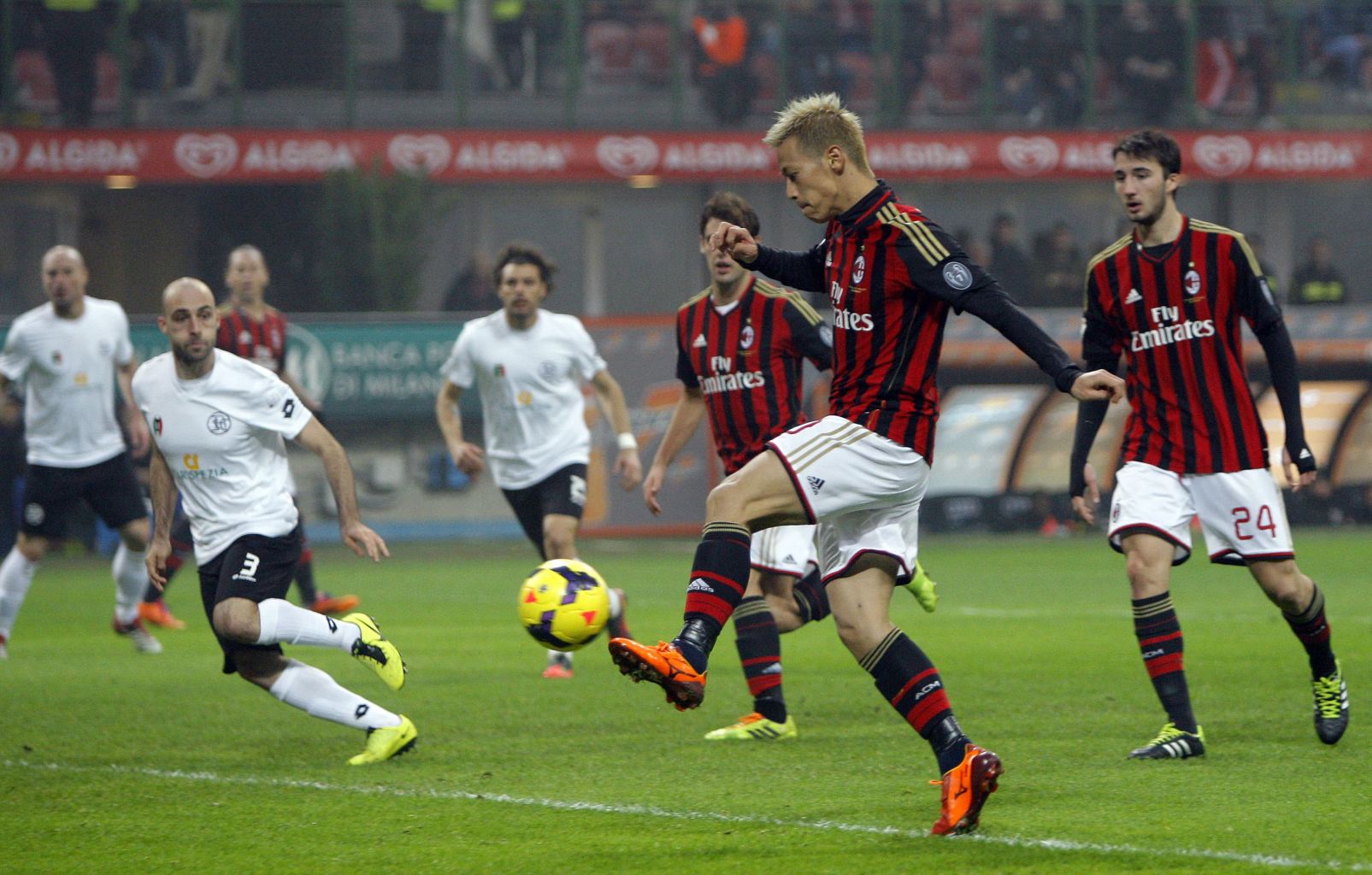 Download this Milan Keisuke Honda Front Shoots Score The Third Goal picture