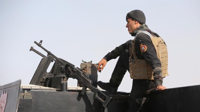 A member of the Iraqi anti-terrorism forces stands guard outside the Habaniyah military base, near Anbar province&#39;s capital Ramadi, on May 8, 2015