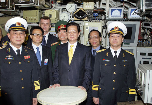 Chùm ảnh Thủ tướng thăm tàu ngầm Hà Nội 3