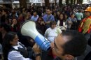 Cientos de personas aguardan las instrucciones de Protección Civil mexicana tras el terremoto en la capital