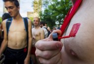 Plusieurs dizaines de jeunes manifestants montréalais se sont fait tatouer jeudi soir un carré rouge, symbole de la révolte étudiante, qui sur l'epaule, qui sur le mollet ou sur le ventre, avant le début de leur habituelle manifestation nocturne.