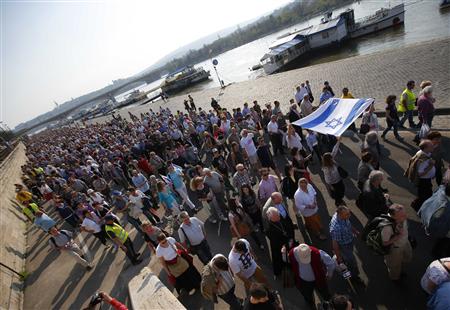 Plusieurs dizaines de milliers de personnes ont défilé dimanche à Budapest pour dénoncer un antisémitisme croissant en Hongrie, une manifestation qui s'est déroulée dans le cadre de la Marche de la vie, un événement organisé tous les ans en hommage aux plus de 500.000 juifs hongrois exterminés dans les camps nazis durant la Seconde Guerre mondiale. /Photo prise le 21 avril 2013/REUTERS/Laszlo Balogh
