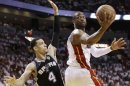 Dwyane Wade (3) del Heat de Miami intenta disparar ante Danny Green (4) de los Spurs de San Antonio en el sexto partido de la final de la NBA el martes 18 de junio de 2013. (AP Foto/Lynne Sladky)