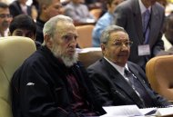 El presidente de Cuba Raúl Castro, a la derecha, y su hermano Fidel Castro asisten a la apertura de la sesión de la Asamblea Nacional del Poder Popular, el domingo 24 de febrero de 2013. Los 612 diputados reeligieron a Raúl Castro, y él anunció que serán sus últimos cinco años en el gobierno. (AP foto/Ismael Francisco, Cubadebate)