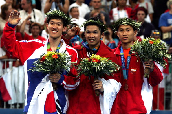 Taufik Hidayat (tengah/medali emas) dan Sony Dwi Kuncoro (kanan/medali perunggu). (Getty Images/Jonathan Ferrey)