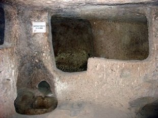 Ciudad subterránea de Derinkuyu de hace 3.500 años y con 8 niveles Estancia-que-se-utilizaba-como-bar-en-la-ciudad-subterranea-de-Derinkuyu-Wikimedia-commons