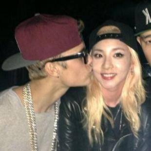 Justin Bieber親吻Dara臉頰，美國國民弟弟的撒嬌「引人注目」