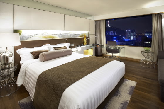 A deluxe room in Lotte Hotel in Seoul. The conglomerate will soon set up a local hotel in Cebu City. (Photo from http://www.lottehotelseoul.com)