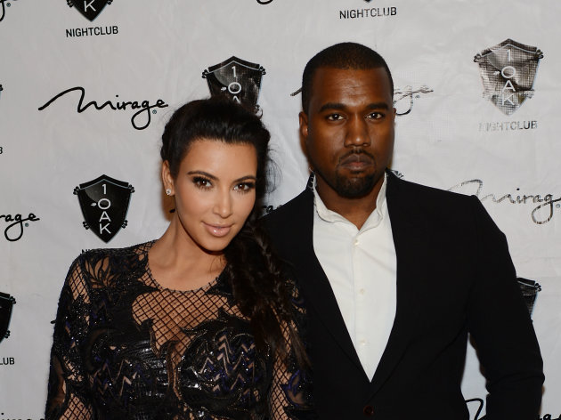 Kim Kardashian, quien anunció que espera su primer hijo con su novio Kanye West, apareció ante la prensa en la fiesta de fin de año del Club  1 OAK del Hotel Mirage en Las Vegas.