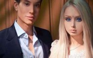 Dua Boneka Barbie Hidup Bertengkar saat Dipertemukan
