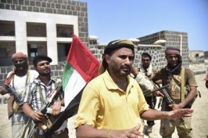 Loyalist Yemeni gunmen gather as they hold a United&nbsp;&hellip;