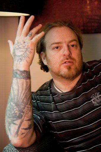 El cantante de ópera ruso Evgeny Nikitin muestra sus tatuajes en su brazo derecho